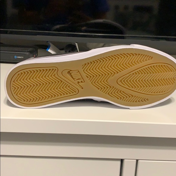 Nike - Picture 2 of 3